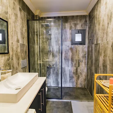 Apartament Stylish Modern Hideout In *
